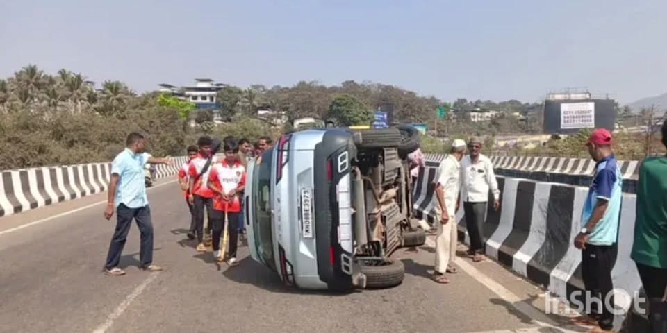 खेड: भरणे, जगबुडी पुलावर कार संरक्षक कठड्याला धडक देऊन पलटली