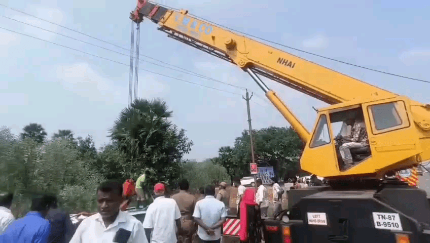 கந்தர்வகோட்டை: அரியாணி பட்டி விளக்கில் குறுக்கே வந்த கார் மீது மோதாமல் தவிர்க்க சென்ற வேன் பள்ளத்தில் கவிழ்ந்ததில் 20 பேர் காயம்