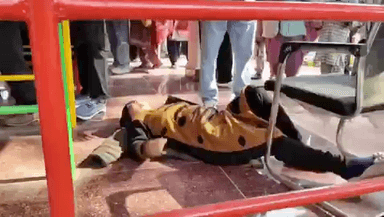 उत्तर प्रदेश में स्वास्थ्य सेवाओं की स्थिति पर एक बार फिर सवाल खड़े हो गए हैं। #सहारनपुर में गंभीर दर्द से तड़प रही एक महिला को परिजन अस्पताल लेकर पहुंचे,

#up #CMYogi