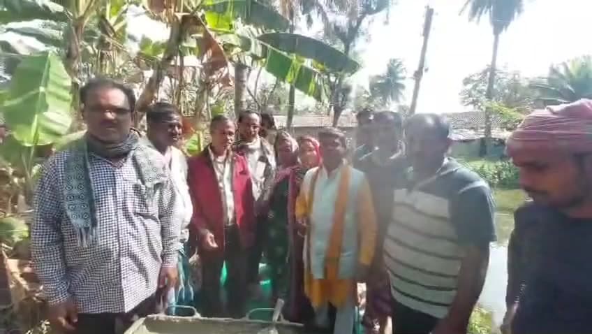 খেজুরি ২: বিকশিত খেজুরি গ্রাম পঞ্চায়েত গড়ার লক্ষ্যে আকরবাড়ীতে ঢালাই রাস্তা নির্মাণের উদ্বোধন গ্রাম পঞ্চায়েতের প্রধান