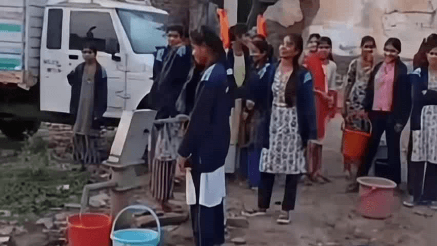सेगांव: BJP मंडल अध्यक्ष के गृहग्राम में पानी का हाहाकार—बेटियां स्कूल छोड़ हेंडपंप पर! ⚠️ #bjp #स्कूलचलेहम #बेटीबचाओ #पेयजलसंकट