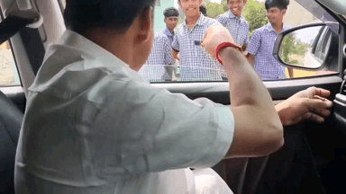 கறம்பக்குடி: சார் சைக்கிள் கொடுக்க எப்பொழு து வருவீர்கள் எங்களுக்கு வாக்களிக்க வயதில்லை இருந்தால் உங்களுக்கு தான் வாக்களிப்போம் மழையூரில் MLA முத்துராஜாவிடம்