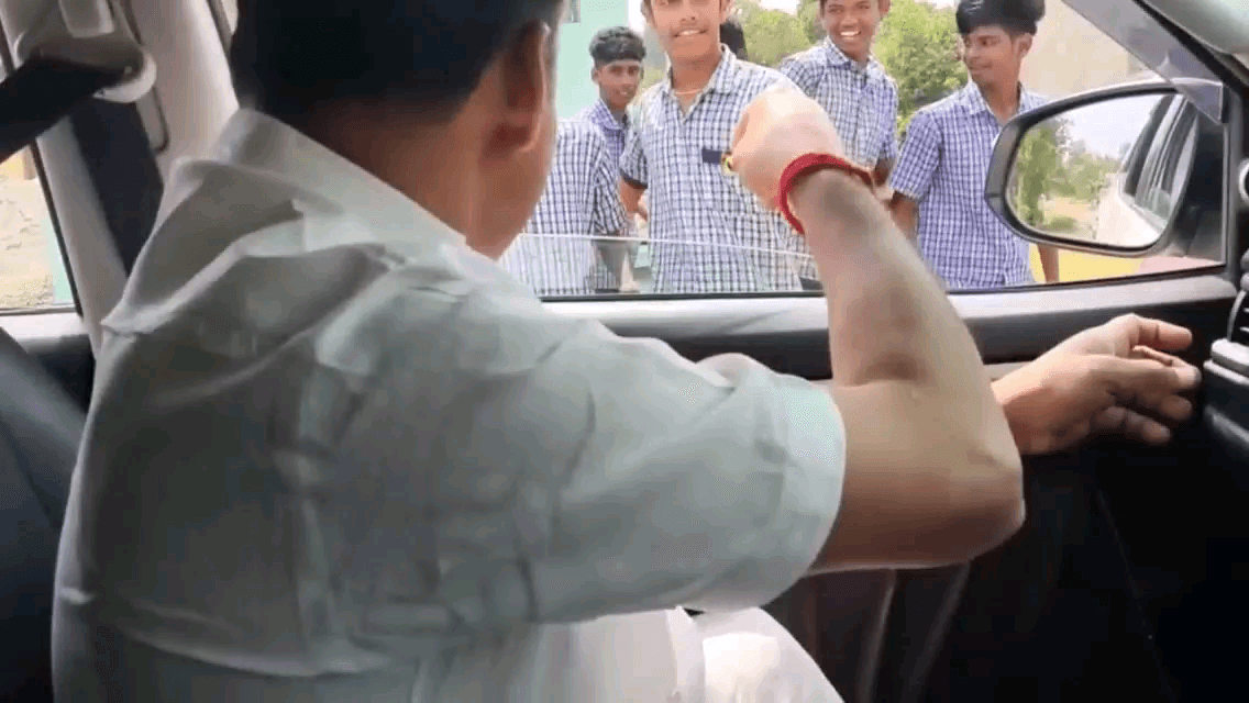 கறம்பக்குடி: சார் சைக்கிள் கொடுக்க எப்பொழு து வருவீர்கள் எங்களுக்கு வாக்களிக்க வயதில்லை இருந்தால் உங்களுக்கு தான் வாக்களிப்போம் மழையூரில் MLA முத்துராஜாவிடம்
