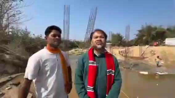 নাওবৈচা: নাওবৈচাৰ পাভত ৰাইজে নিৰ্মাণ কৰা দলঙৰ নিৰ্মাণ কাৰ্য্য পৰিদৰ্শন কৰে বিধায়ক অখিল গগৈয়ে