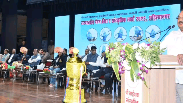 राहाता: शेतकऱ्यांप्रती असलेली बांधीलकी विसरू नका: पालकमंत्री विखे पाटील यांचे लोणी येथे प्रतिपादन