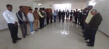 मोहम्मदगंज: कादलकुर्मी गांव में चतुर्थवर्गीय कर्मचारी के निधन पर आयुक्त कार्यालय में शोक सभा का आयोजन