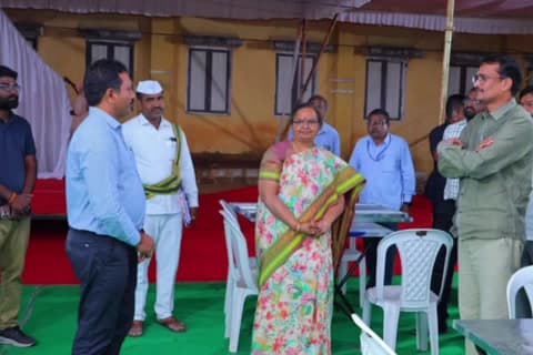హుస్నాబాద్: హుస్నాబాద్ పట్టణంలోని ఎన్నికల డిస్ట్రిబ్యూషన్ సెంటర్ ఏర్పాట్లను పరిశీలించిన జిల్లా కలెక్టర్ హైమావతి