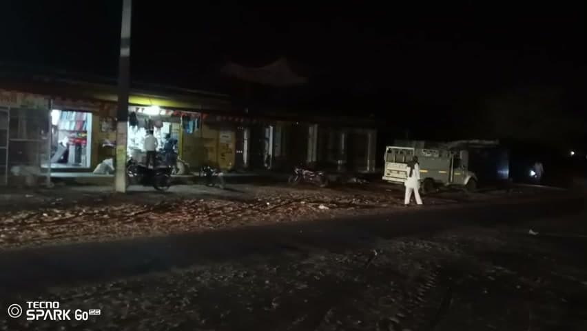 आलमसर दिनगढ जाने वाली गेर आबादी मुमकीन दूकाने है ये विडियो देहान से देखना जल्द से हमारी कार्रवाई करे तीन नोटिस आ चुके है