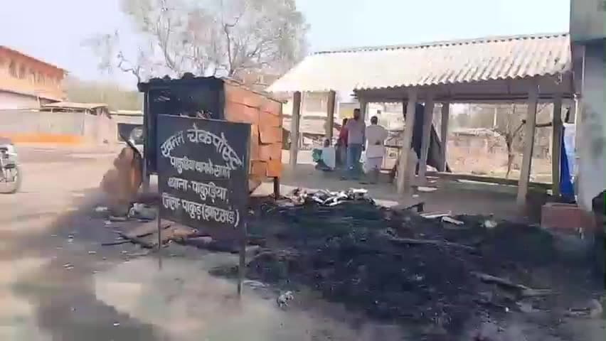 पाकुड़िया: पाकुड़िया थाना के सामने खनन चेक पोस्ट में आग, दस्तावेज और उपकरण जलकर राख