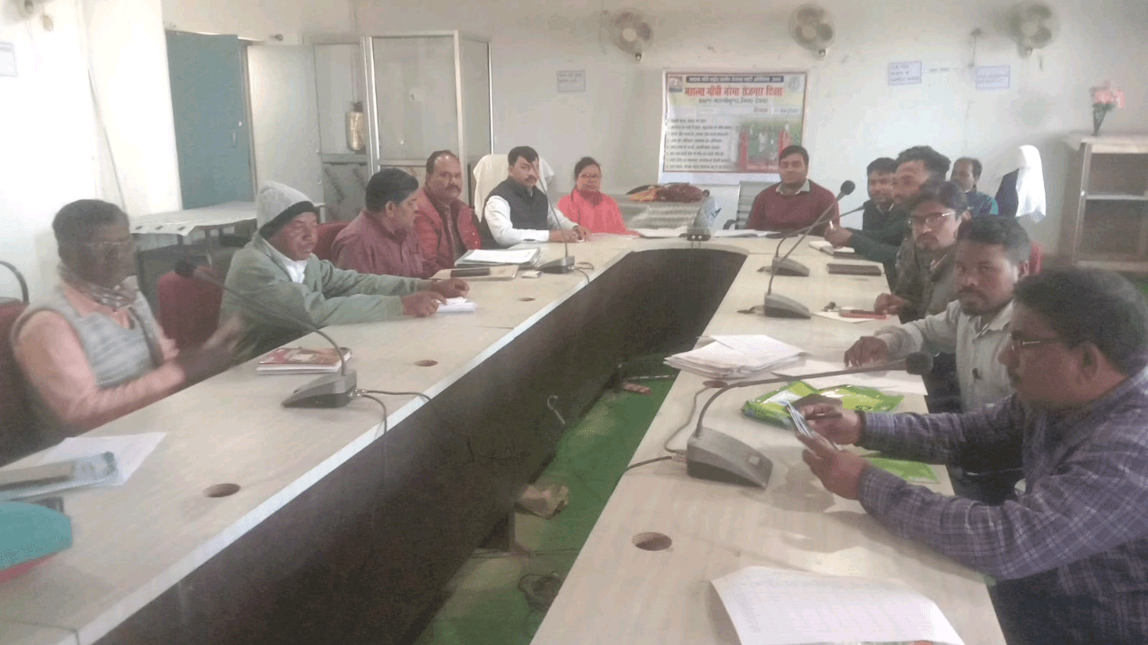 मारगोमुंडा: मारगोमुंडा प्रखंड कार्यालय में मनरेगा व आवास योजनाओं की समीक्षा बैठक आयोजित की गई