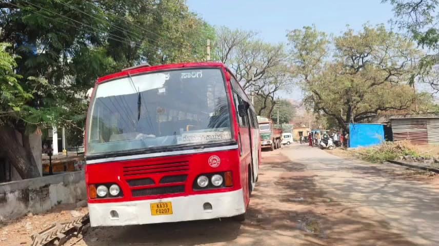ದೇವದುರ್ಗ: ಕರಿಗುಡ್ಡ ಹಿಂಬದಿಯಿಂದ ಟಂಟಂ  ವಾಹನಕ್ಕೆ ಸಾರಿಗೆ ಬಸ್ ಡಿಕ್ಕಿ ಓರ್ವ ಸಾವು 13 ಜನರಿಗೆ ಗಾಯ