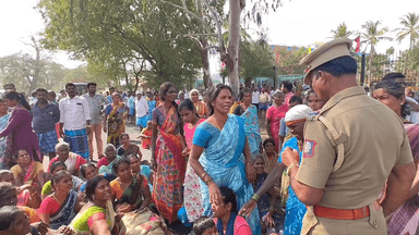 பென்னாகரம்: கல் குவாரியால் பாதிப்பு ஏற்படுகிறது வெடி வைக்க வேண்டாம் என கூறிய தொழிலாளியை  அடித்ததால் மன உளைச்சலில் தற்கொலை நீதி கேட்டு சாலை மறியல்