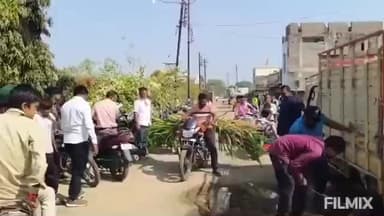 अर्धापूर: शहरातील श्री संत सावता माळी नगरकडे जाणाऱ्या रोडवर खड्डयामुळे वाहतुकीस अडथळा, वाहतूकदार खड्डयामुळे त्रस्त