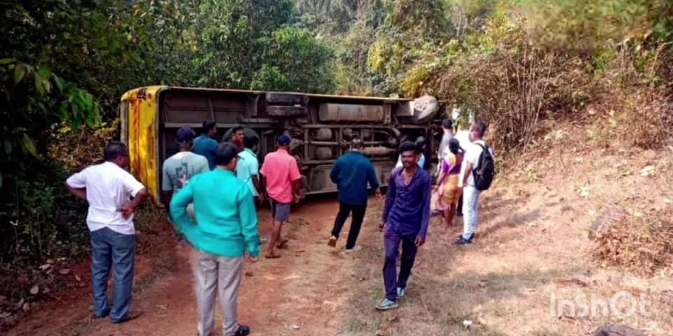 संगमेश्वर: फुणगुस येथे विद्यार्थ्यांच्या सहल बसला अपघात
