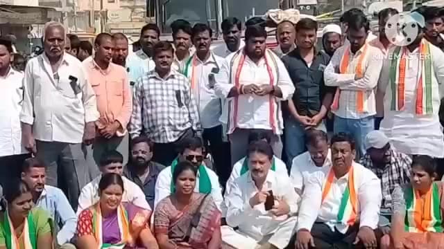 వర్ని: బ్లాక్ కాంగ్రెస్ నాయకుడిపై దాడిని నివసిస్తూ రుద్రూర్ లో కాంగ్రెస్ నాయకులు ఆందోళన, ధర్నా