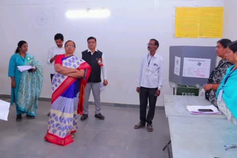 గజ్వేల్: గజ్వేల్ మున్సిపాలిటీ లో గల పోలింగ్ కేంద్రాల్లో ఏర్పాట్లను పరిశీలించిన జిల్లా కలెక్టర్ హైమావతి