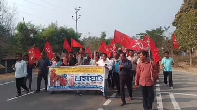 শান্তিরবাজার: ১২ ফেব্রুয়ারী দেশব্যাপী সাধারন ধর্মঘটের সমর্থনে পতিছড়ি ড্রপগেইট এলাকায় মিছিল ও জমায়েত সংগঠিত করেন বামেরা