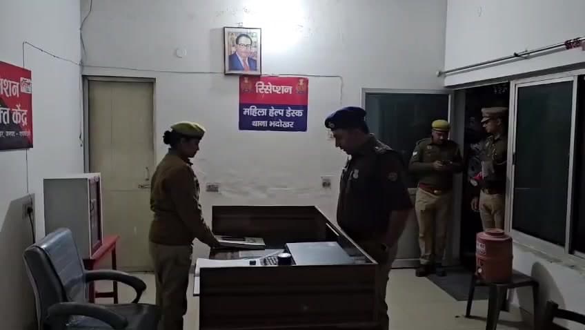 एसपी #रायबरेली ने देररात थाना #भदोखर का निरीक्षण किया,अभिलेख जांचे और पुलिस को आमजन से शालीन ब्यवहार करने के निर्देश दिए
