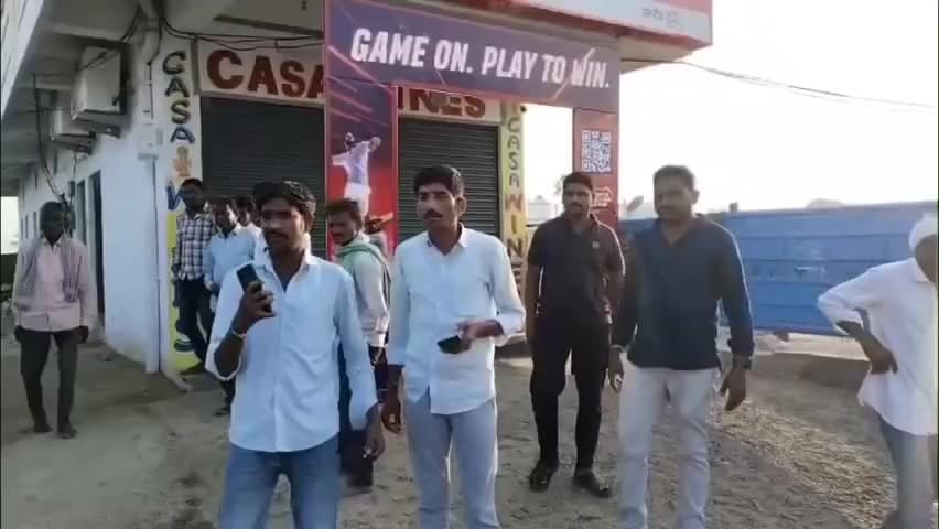ఎల్కతుర్తి: ఎల్కతుర్తి మండల కేంద్రంలో వైన్ షాప్ ముందు మద్యం ప్రియుల ఆందోళన