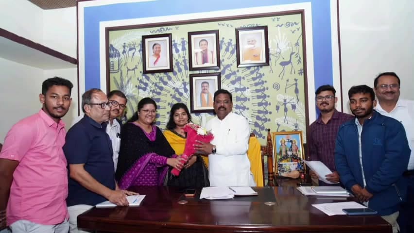 ପୋଲସରା: ବୁଗୁଡ଼ା ସ୍ଥିତ ନିଜ ବାସଭବନରେ ଲୋକଙ୍କ ଅଭିଯୋଗ ଶୁଣିଲେ ମନ୍ତ୍ରୀ ଗୋକୁଳାନନ୍ଦ ମଲ୍ଲିକ