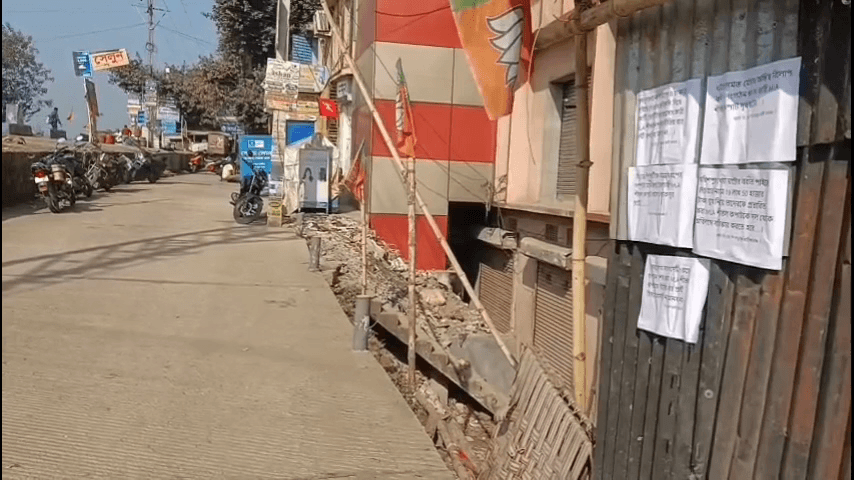 ঘাটাল: ঘাটালে বিজেপি দলীয় কার্যালয়ের নিচেই বিজেপি বিধায়কের নামে দুর্নীতির অভিযোগ তুলে পোস্টার।