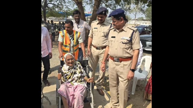 మంథని: పోలింగ్ కేంద్రం వద్ద మానవీయ దృశ్యం., వృద్ధులకు ఓటు వేసేందుకు పోలింగ్ కేంద్రంలో మనవత్వాన్ని చూపిన డీసీపీ,ఎసిపి