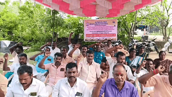 கறம்பக்குடி: வட்டாட்சியர் அலுவலகத்தில் கிராம உதவியாளர்கள் சங்கத்தினர் கோரிக்கைகளை வலியுறுத்தி தர்ணா போராட்டத்தில் ஈடுபட்டனர்