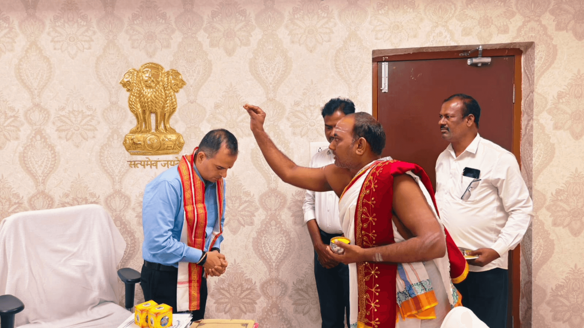 మహదేవ్​పూర్: మహాశివరాత్రికి రావాలంటే ఆహ్వాన పత్రికను కలెక్టర్కు అందజేసిన కాళేశ్వర ఈవో మహేష్