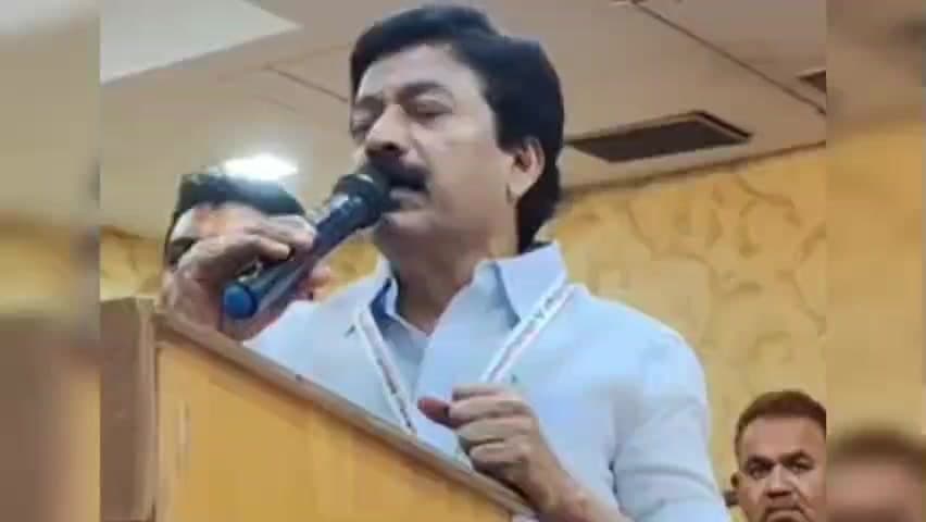 திண்டிவனம்: திமுக கூட்டணி சிதறி வருகிறது அதிமுக கூட்டணி வலிமை பெற்று வருகிறது. தியேட்டரில் விசில் அடிக்கலாம். பேருந்தை நிறுத்த விசில் அடிக்கலாம். அதிமுகவுக்கு வாக