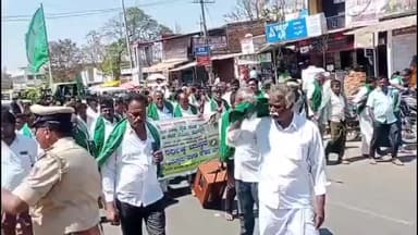 ಹೊಳಲ್ಕೆರೆ: ತಾಳಿಕಟ್ಟೆ ಗ್ರಾಮದಿಂದ ಮೆರವಣಿಗೆ ಮೂಲಕ ಬಂದು ಹೊಳಲ್ಕೆರೆ ರೈತರ ಪ್ರತಿಭಟನೆಗೆ ಬೆಂಬಲ ಸೂಚಿಸಿದ ರೈತರು