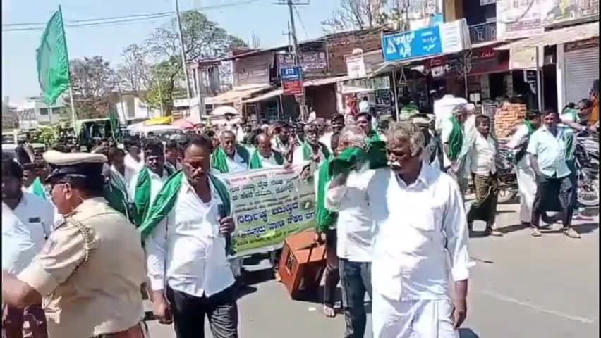 ಹೊಳಲ್ಕೆರೆ: ತಾಳಿಕಟ್ಟೆ ಗ್ರಾಮದಿಂದ ಮೆರವಣಿಗೆ ಮೂಲಕ ಬಂದು ಹೊಳಲ್ಕೆರೆ ರೈತರ ಪ್ರತಿಭಟನೆಗೆ ಬೆಂಬಲ ಸೂಚಿಸಿದ ರೈತರು