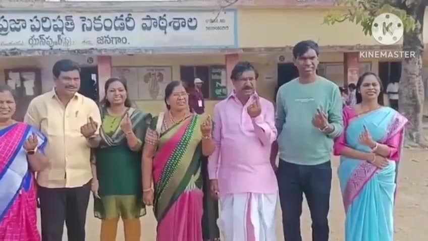 ఘన్‌పూర్  స్టేషన్: స్టేషన్గన్పూర్ తొలి మున్సిపల్ ఎన్నికలలో కుటుంబ సమేతంగా ఓటు హక్కు వినియోగించుకున్న మాజీ మంత్రి మాజీ ఎమ్మెల్యే రాజయ్య