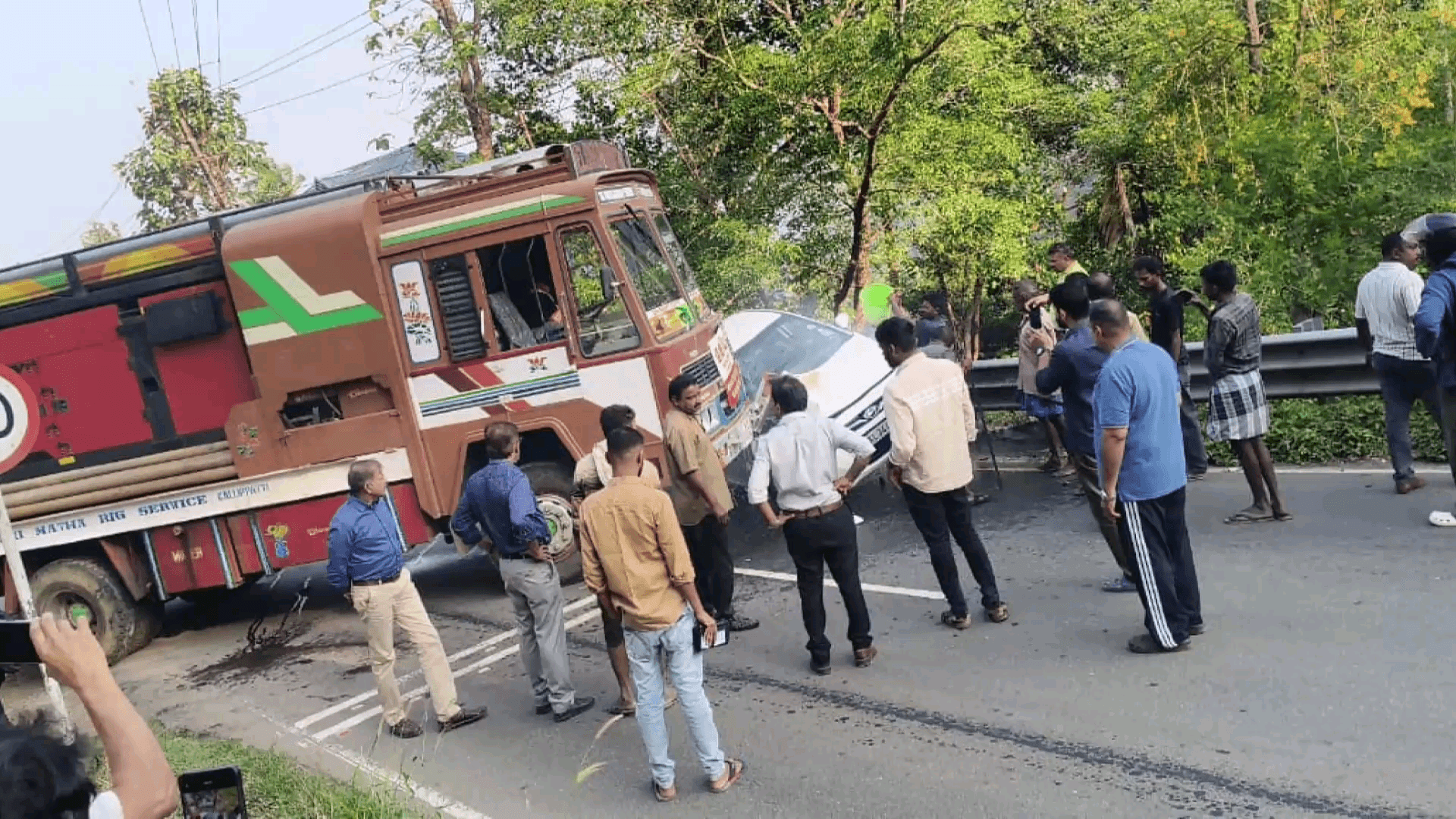 പീരുമേട്: പെരുവന്താനം ചുഴുപ്പിന് സമീപം കാറും ലോറിയും കൂട്ടിയിടിച്ച് അപകടം, രണ്ട് പേർക്ക് പരിക്ക്