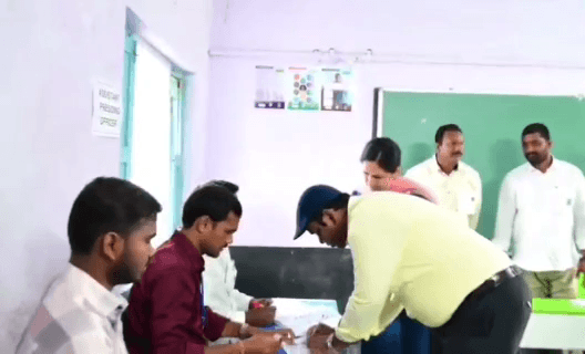 టేక్మల్: మెదక్: ఓటు వేసిన జిల్లా కలెక్టర్ దంపతులు