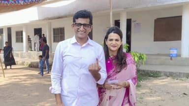 మెట్‌పల్లి: మున్సిపల్ ఎన్నికల్లో ఓటు హక్కును వినియోగించుకున్న కోరుట్ల ఎమ్మెల్యే సంజయ్ దంపతులు