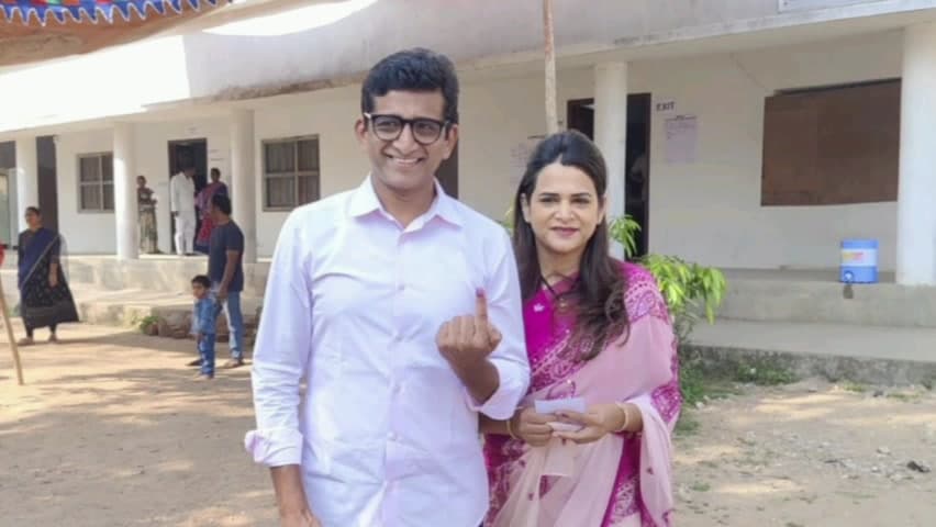 మెట్‌పల్లి: మున్సిపల్ ఎన్నికల్లో ఓటు హక్కును వినియోగించుకున్న కోరుట్ల ఎమ్మెల్యే సంజయ్ దంపతులు