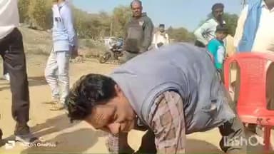 मोहनगढ़: विकलांग व्यक्ति हाथों के बल चलकर जनसुनवाई में पहुंचा, बोला- उसके नाम की साइकिल किसी और को दे दी गई