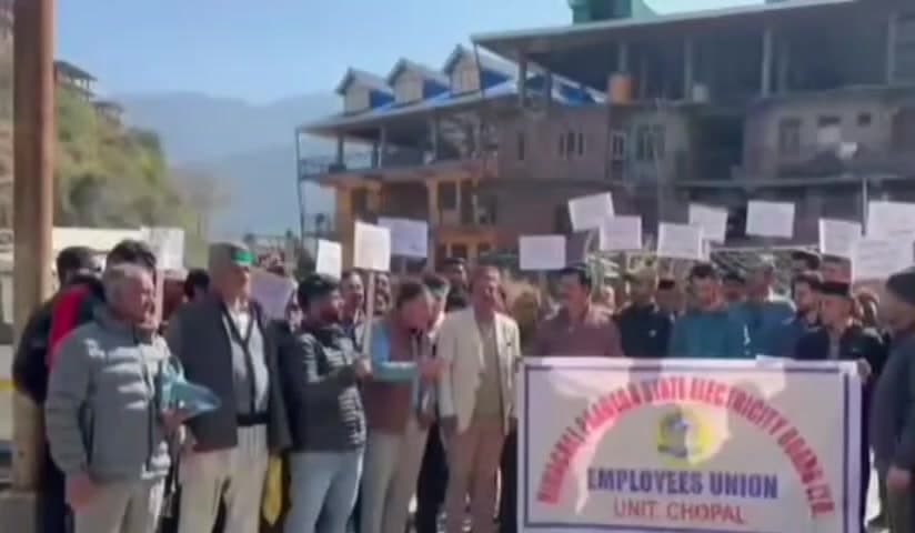 नेरवा: चौपाल में नेशनल कोऑर्डिनेशन कमेटी ऑफ इलेक्ट्रिसिटी एम्प्लॉइज़ एंड इंजीनियर्स के आह्वान पर बिजली कर्मचारियों ने की हड़ताल