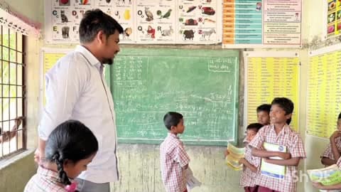 భద్రాచలం: దుమ్ముగూడెం మండల పరిధిలోని లింగాపురం రాజ గుంపు పాఠశాలలను ఆకస్మికంగా తనిఖీ చేసిన భద్రాచలం ఐటీడీఏ పీవో రాహుల్