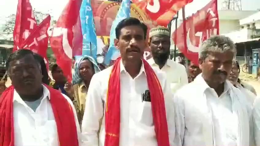 వర్ని: బడా వ్యాపారుల ఆస్తులు పెంచేoదుకే మోడీ ప్రభుత్వం కార్మికులకు రక్షణ చట్టాలను రద్దు చేసింది: కోటగిరిలో AITUC నాయకులు విఠల్
