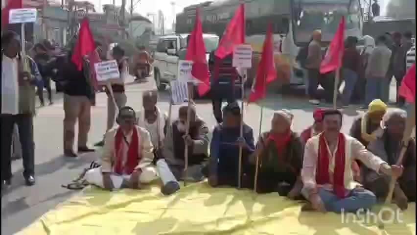 सुगौली: सुगौली में सीपीएम और केंद्रीय श्रमिक संघ ने केंद्र सरकार के चार श्रम कानून के विरोध में किया सड़क जाम