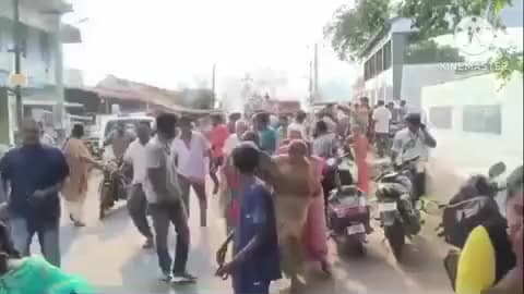 மண்மங்கலம்: தனியார் மண்டபத்தில் பழைய டெக்ஸ்டைல்ஸ் துணிகள் வியாபாரம் செய்த இடத்தில் தீ விபத்து.