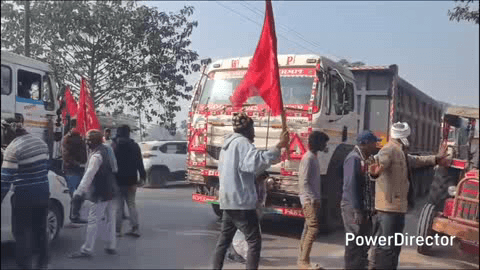 समेली: ट्रेड यूनियनों के राष्ट्रव्यापी बंद के दौरान NH-31, डूमर चौक पर लोगों का प्रदर्शन