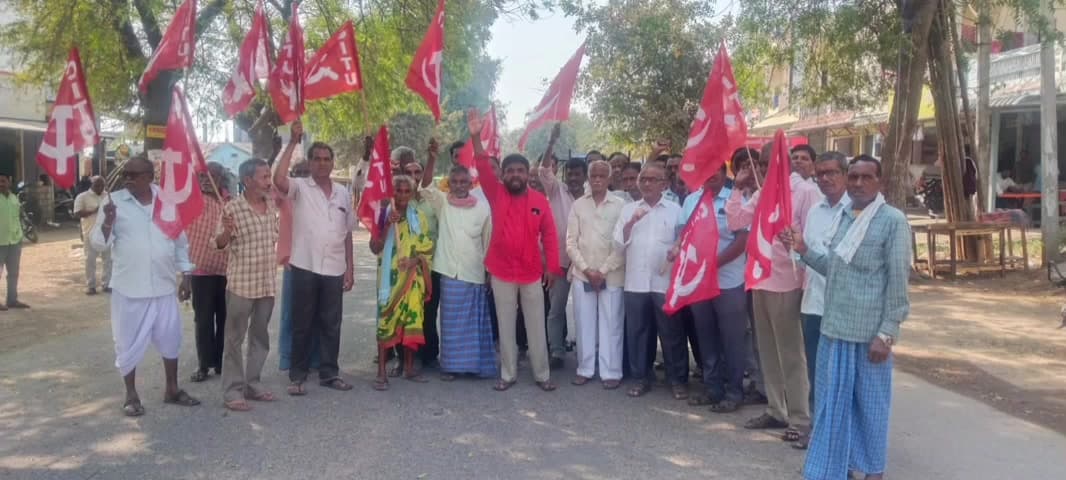 బోయిన్‌పల్లి: రోడ్డుపై బైఠాయించి నిరసన తెలిపిన సిఐటియు నేతలు,కార్మికులు