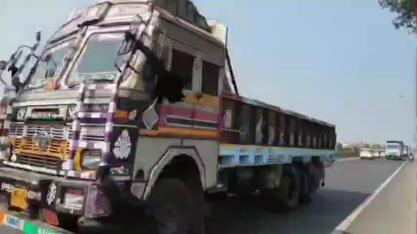 ফরাক্কা: ফারাক্কায় যান চলাচল ব্যাহত রাজ্য সড়কের উপরেই