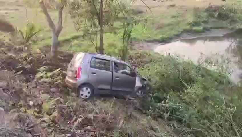 বিহপুৰীয়া: লালুকৰ ১২ মাইলত ভয়ংকৰ পথ দুৰ্ঘটনা, নিয়ন্ত্ৰণ হেৰুৱাই পথৰ দাঁতিৰ দ'খাৱৈত সোমাল ৱাগনৰ বাহন,প্ৰাণ ৰক্ষা চালকৰ