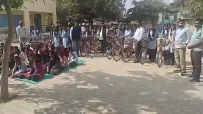 कनवास: देवली स्कूल में छात्राओं को साइकिल का वितरण किया गया