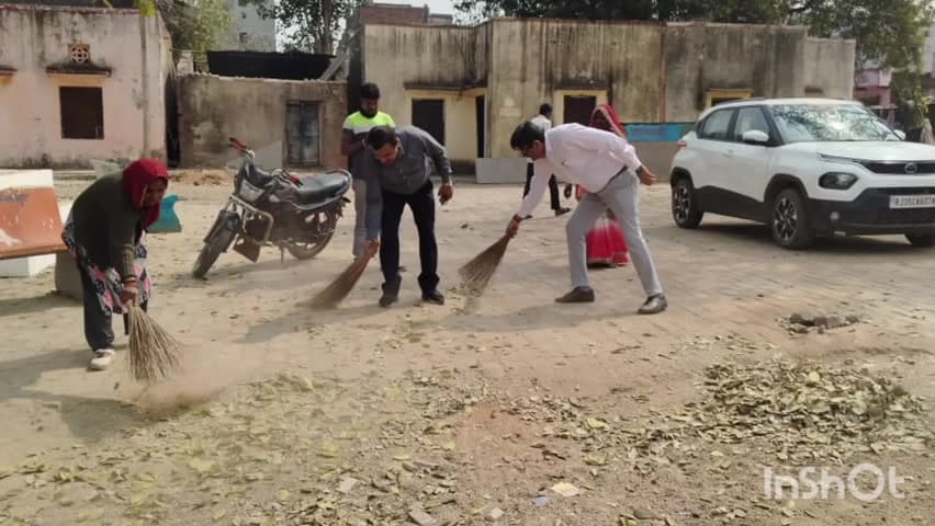 पीपलखूंट: स्वच्छता पखवाड़ा अंतर्गत पीपलखूंट में अतिरिक्त मुख्य कार्यकारी अधिकारी ने किया श्रमदान एवं ली समीक्षा बैठक