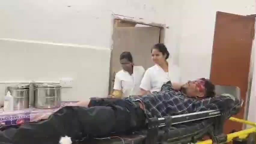 कुरडेग: कस्तूरबा गांधी स्कूल के पास डंपर ने बाइक सवार 3 युवकों को मारी टक्कर, तीनों घायल