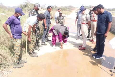 హుస్నాబాద్: కోహెడ మండల పరిధిలోని సింగరాయ గుట్ట పరిసర ప్రాంతంలో క్షేత్రస్థాయిలో పరిశీలించిన సిద్దిపేట పోలీస్ కమిషనర్ రష్మీ పెరుమాళ్